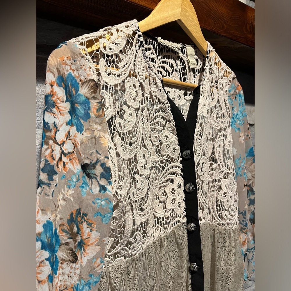 BKE Gimmicks blouse, boho floral with crotchet and fringe, size large - Picture 4 of 9